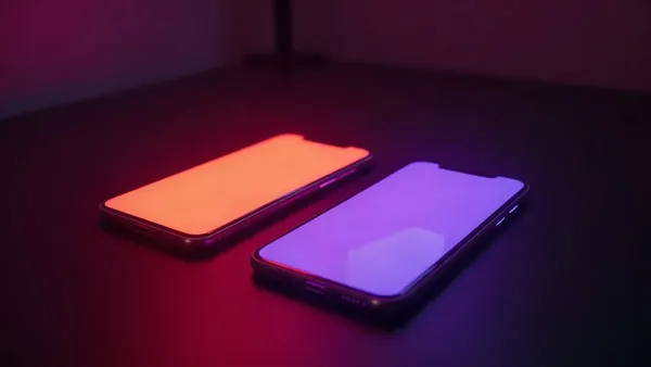 Deux smartphones côte à côte, l’un orangé, l’autre violet, reflets néon, illustration de l’article « SpicyChat avis 2026 : CrushOn AI et alternatives en français »